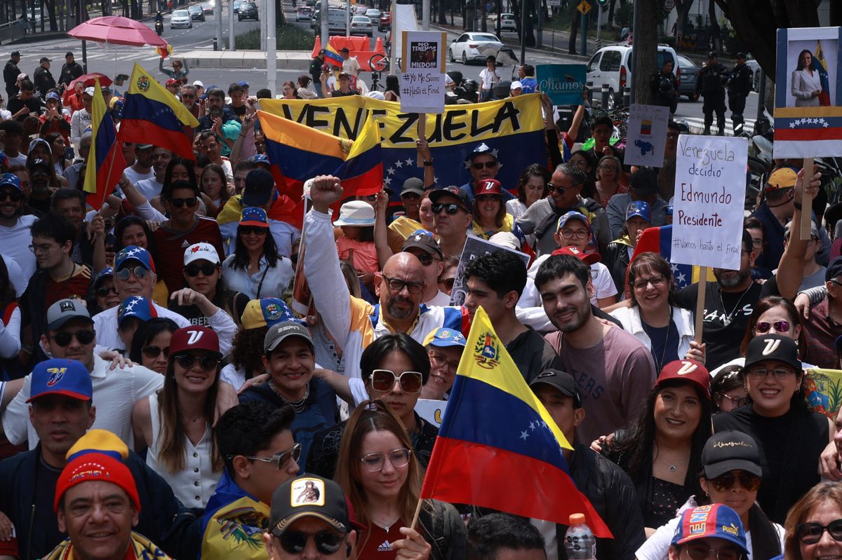 People gather to protest the July 28 Venezuelan disputed presidential election, at the Latin America independence hero Simon Bolivar's monument in Mexico City on September 28, 2024. (Photo by Silvana FLORES / AFP)