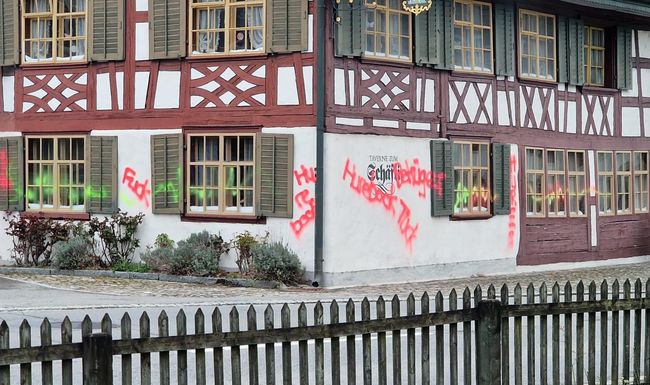 Das denkmalgeschützte Haus wurde stark verunstaltet.