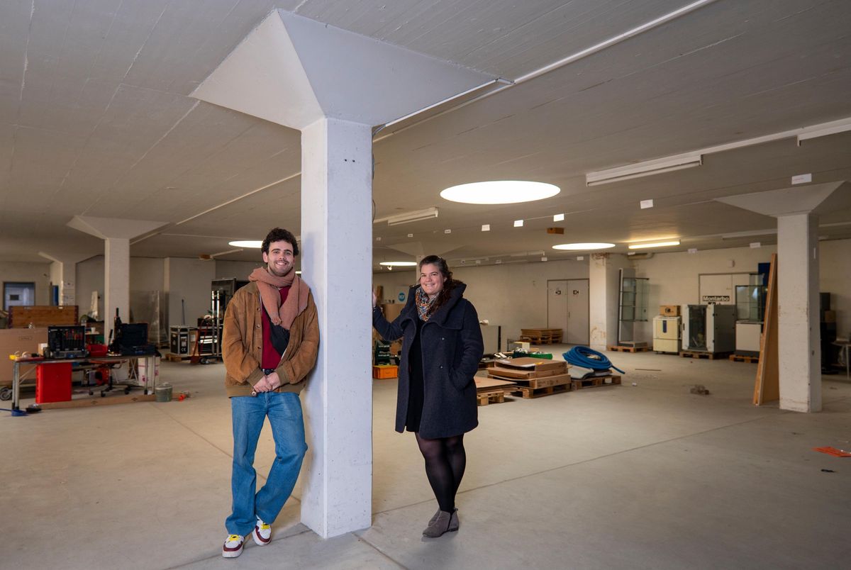 Antoine Filali-Ansary, étudiant à l'EPFL, et Lucie Rosset, urbaniste à la ville d'Ecublens, posent à Renens dans ce qu’ils appellent le «bâtiment-donneur». En découpant et en récupérant ses murs et ses piliers, ils pourront faire construire un nouvau bâtiment à l’autre bout du district.