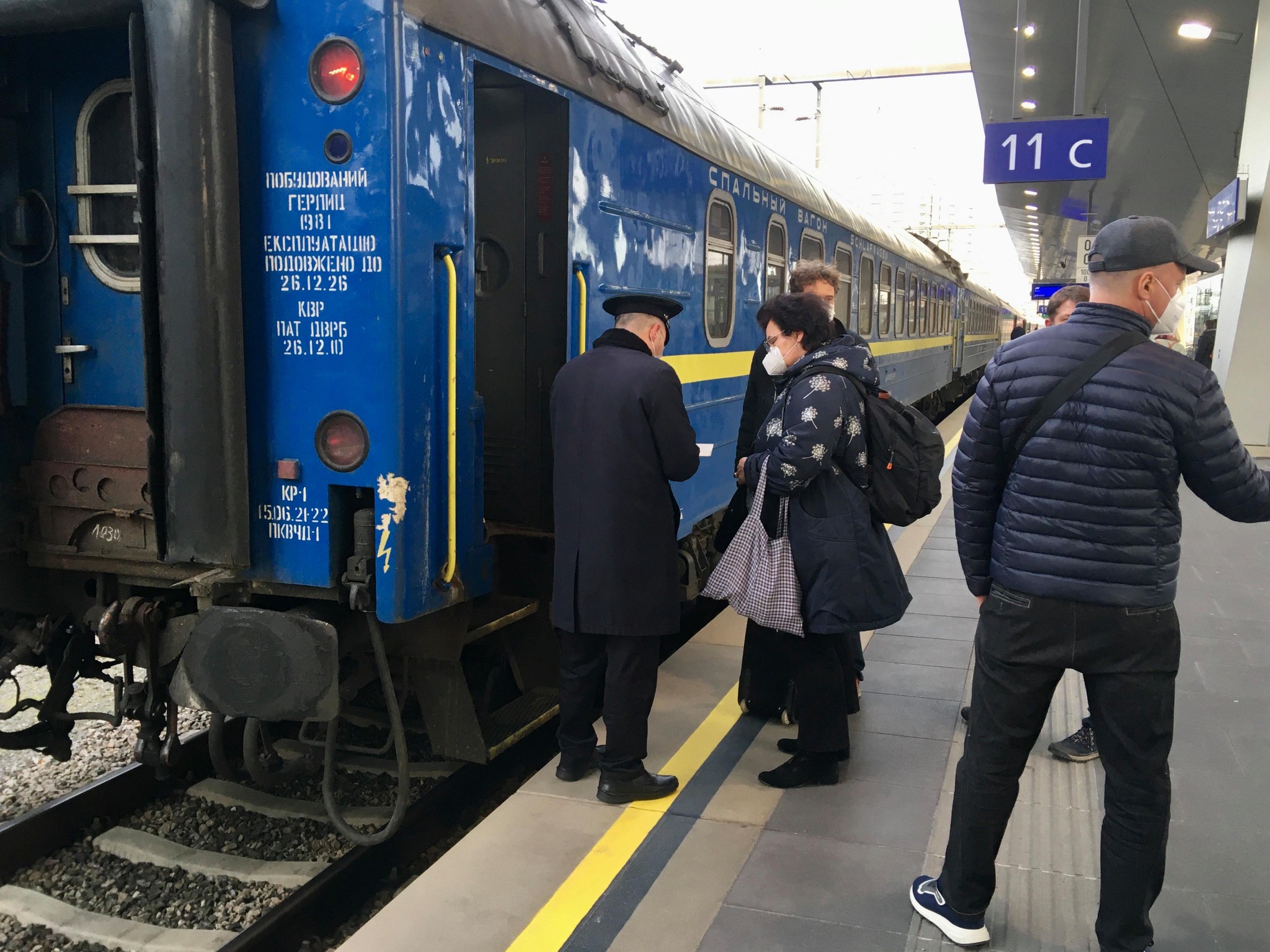 Abfahrt 16.42 Uhr nach Kiew. Auch am ersten Kriegstag fahren noch zwei Waggons von Wien in die Ukraine. 