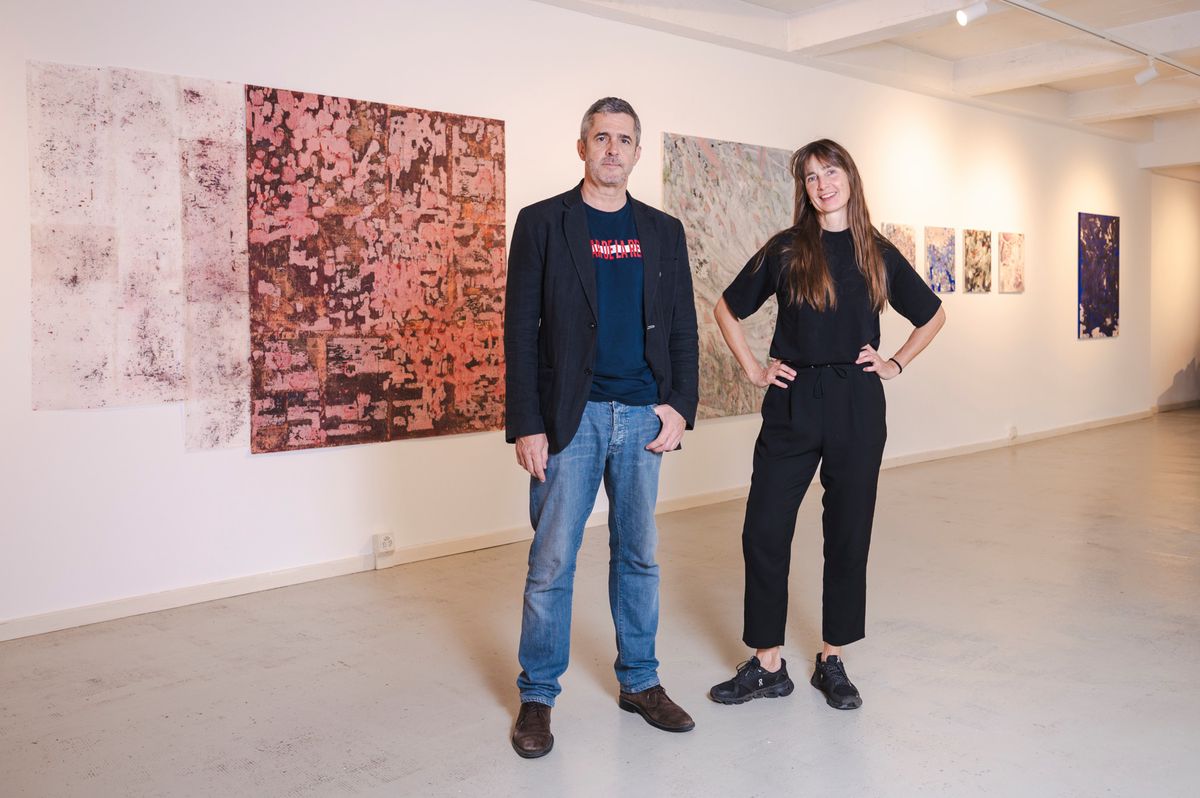 Lausanne, le jeudi 28 septembre 2023. Déménagement de la galerie heinzer & reszler dans les anciens locaux de la galerie Alice Pauli. Inauguration avec l'expo de Sophie Bouvier Ausländer. Sur les images Sophie Bouvier Ausländer (l'artiste) et Antoine Reszler mettent en place l'exposition. (Marie-Lou Dumauthioz/24heures)