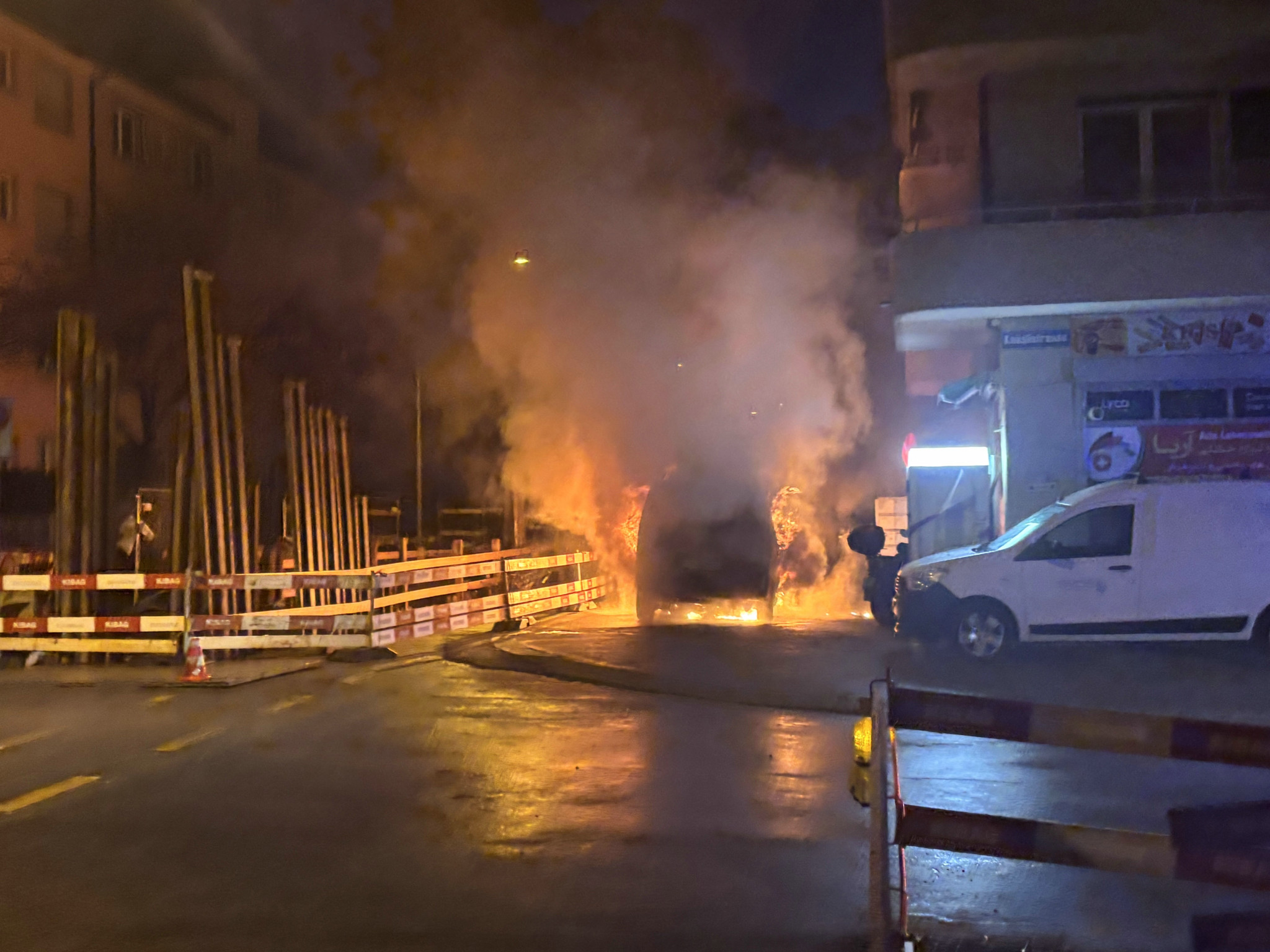 Feuer in Zürich: Fahrzeug im Kreis 4 ausgebrannt