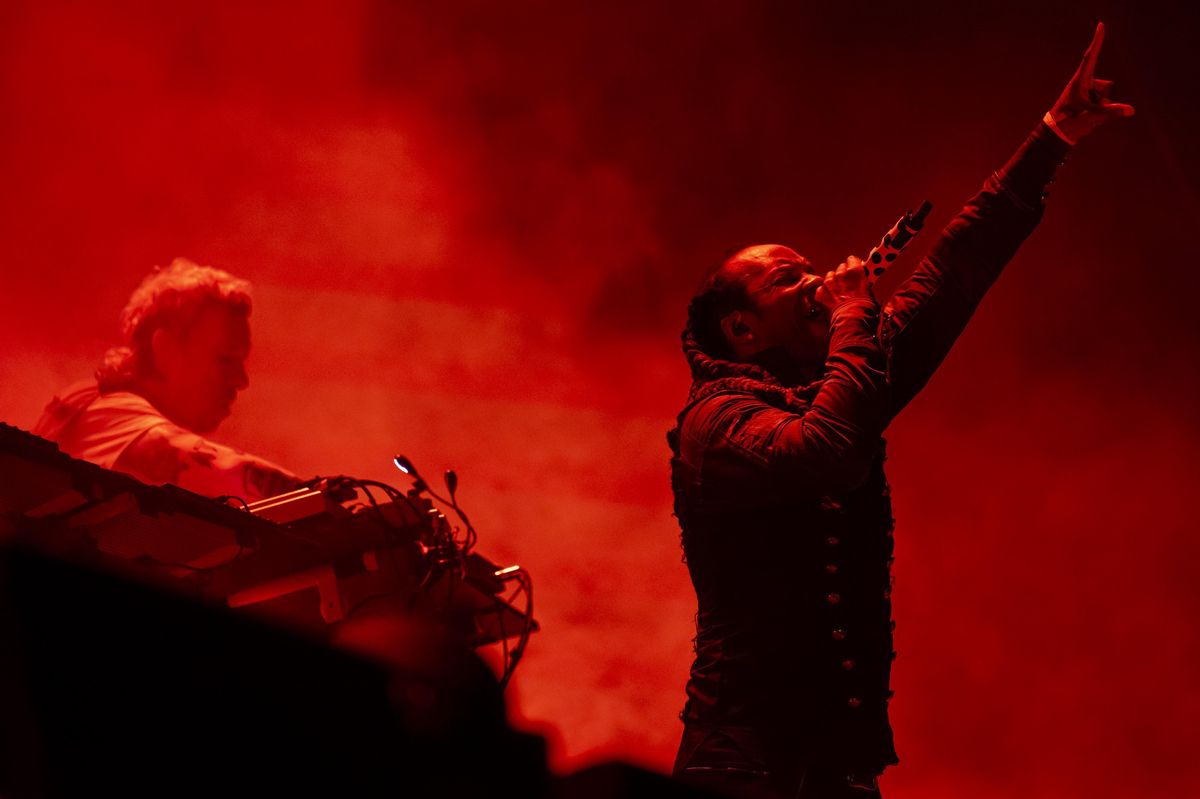 Liam Howlett et Maxim du groupe The Prodigy se produisent sur scène au festival Greenfield à Interlaken, Suisse.