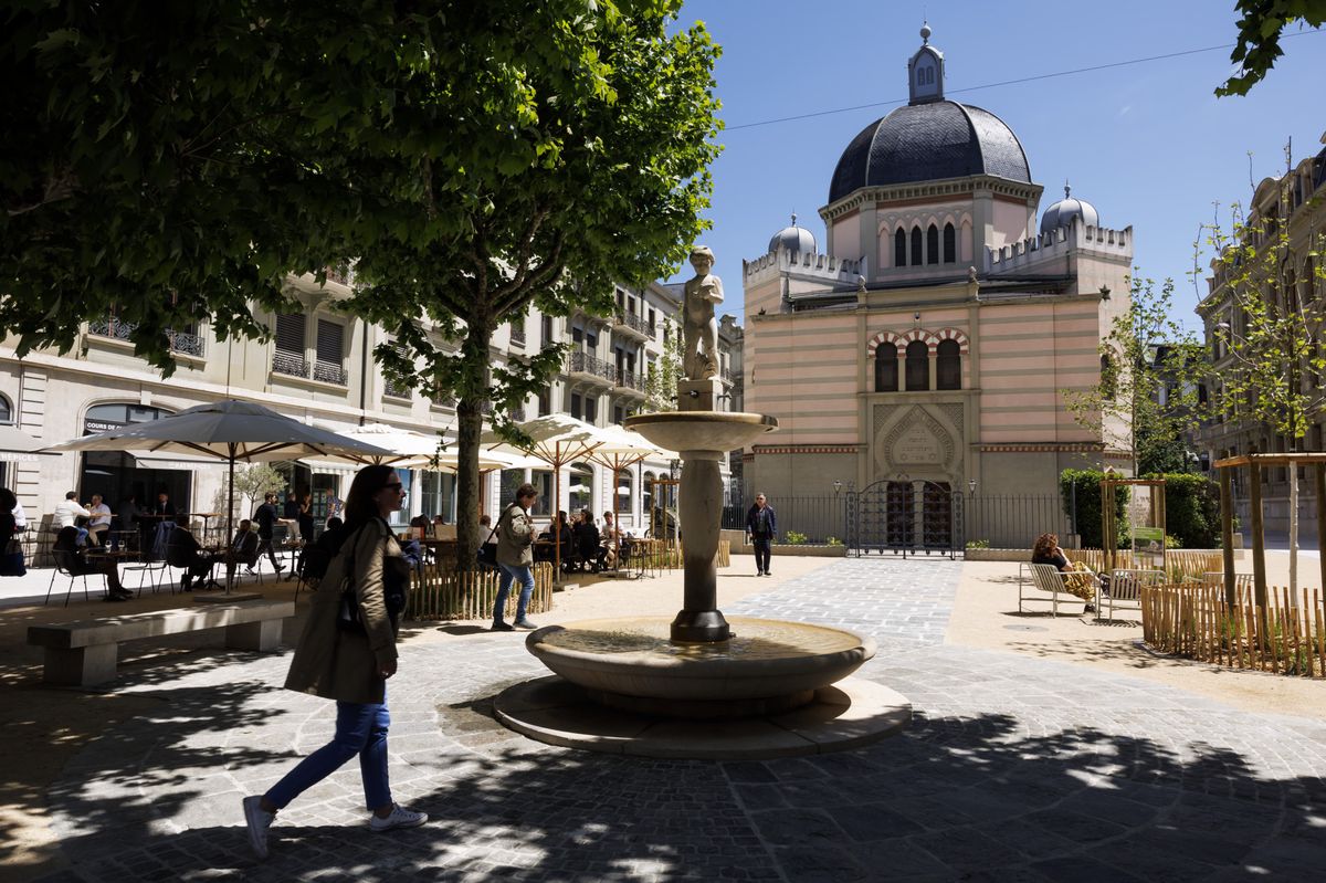 La place de la Synagogue, ou ce situe la synagogue Beth-Yaacov de Geneve (connu sous le nom Grande synagogue de Geneve), est photographiee a l'issue de l'inauguration, ce mardi 28 mai 2024 a Geneve. La place de la Synagogue a ete entierement reamenagee en zone pietonne avec de nouveaux arbres, vegetaux et un revetement permeable. (KEYSTONE/Salvatore Di Nolfi)