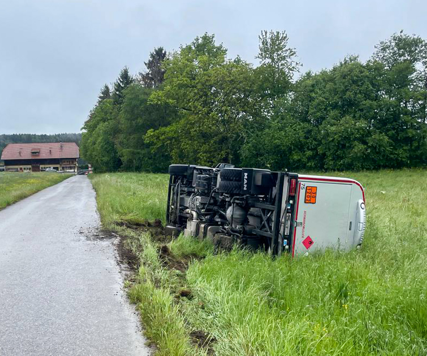 Sâles: un camion-citerne se renverse dans un champ