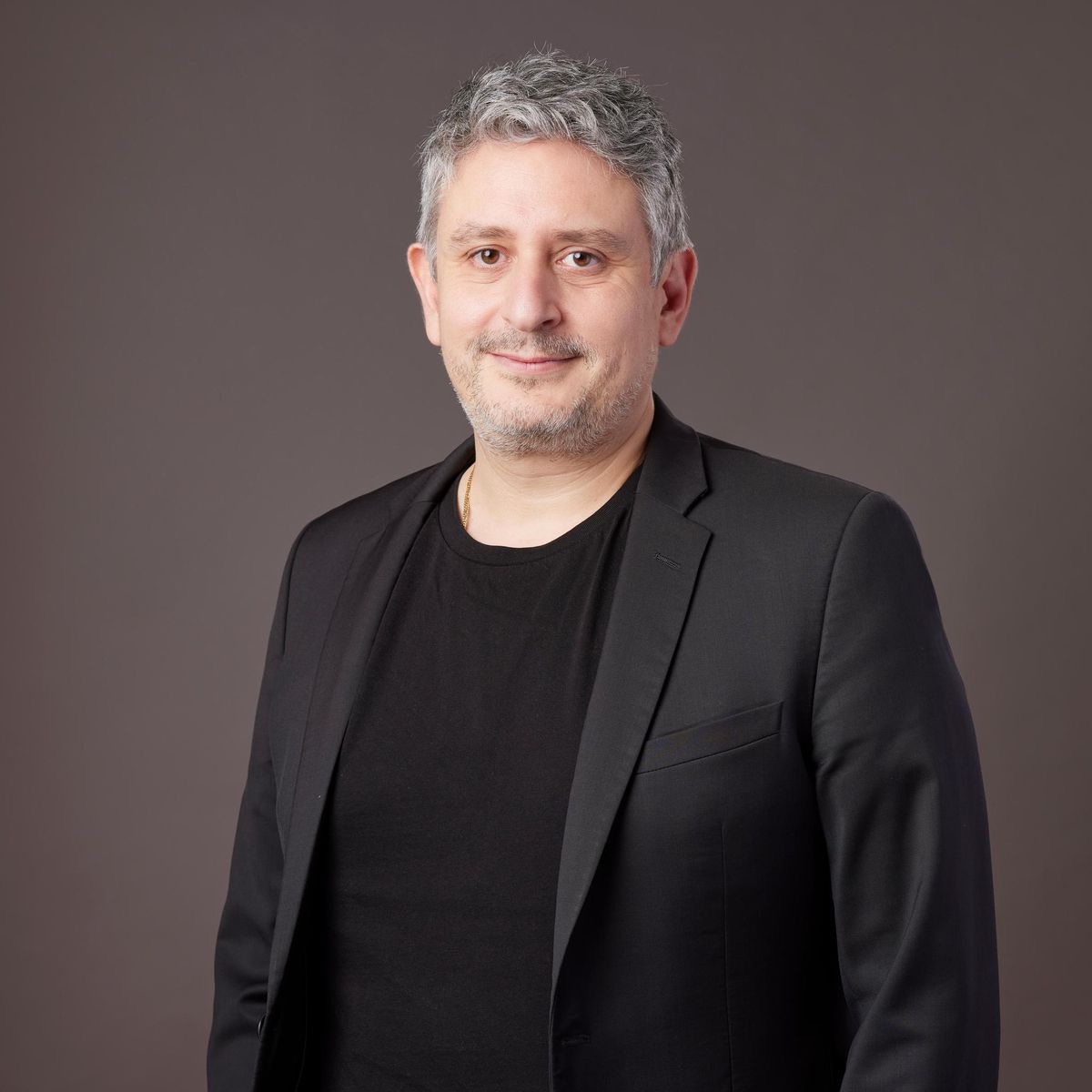 Lausanne, le 5 novembre 2021. Fabian Muhieddine, Rédacteur en chef adjoint a la rédaction T et chroniqueur au Matin Dimanche. Photo Yvain Genevay / Le Matin Dimanche