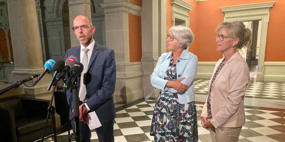 Gemeinsamer Durchbruch im Asylwesen: Der Obwaldner Regierungsrat Christph Amstad, seine Nidwaldner Kollegin Karin Kayser-Frutschi (rechts) und Bundesrätin Elisabeth Baume Schneider. 