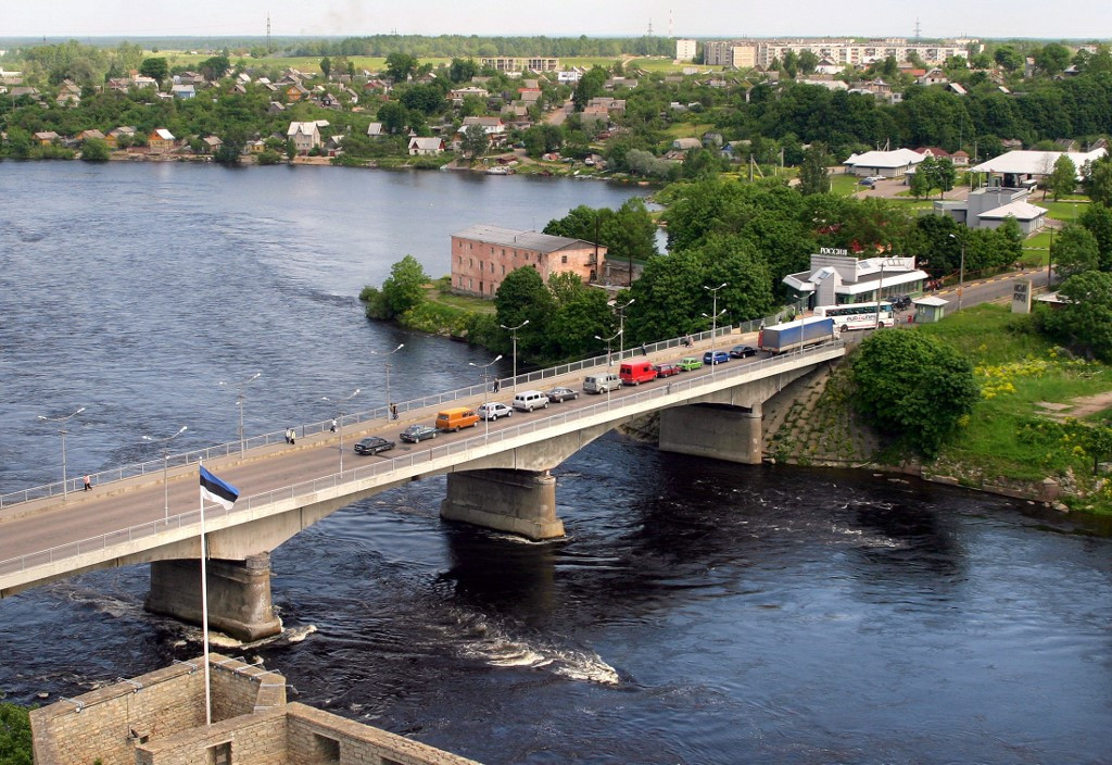 Recent picture taken, 16 June 2005 shows cars standing in a queue on the bridge over the Narova River between Estonia's town Narva and Russia's town Ivangorod, some 150 kms from St. Petersburg. Russia will withdraw its signature from a land and sea border treaty with Estonia signed by the two countries in May, Russian Foreign Minister Sergei Lavrov said 27 June, adding that the two sides would have to restart negotiations.          AFP PHOTO / ALEXANDER DROZDOV / INTERPRESS (Photo by ALEXANDER DROZDOV / INTERPRESS / AFP)