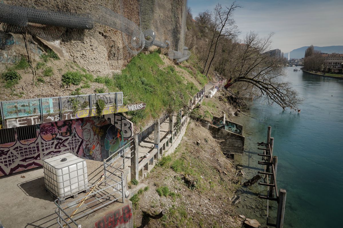 Genève, le 20 mars 2024. Sous Saint-Jean. Le sentier des Falaises est en chantier et fermé.