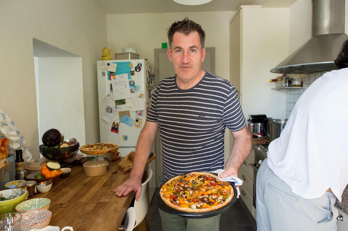 Dans sa petite cuisine à Dardagny, le confiseur Christophe Berger pose avec sa tarte aux légumes.