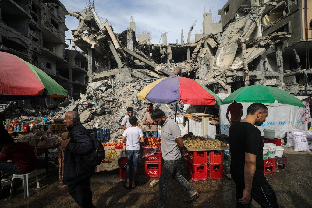 Un marché dans la Bande de Gaza, de nombreux bâtiments sont dévastés.