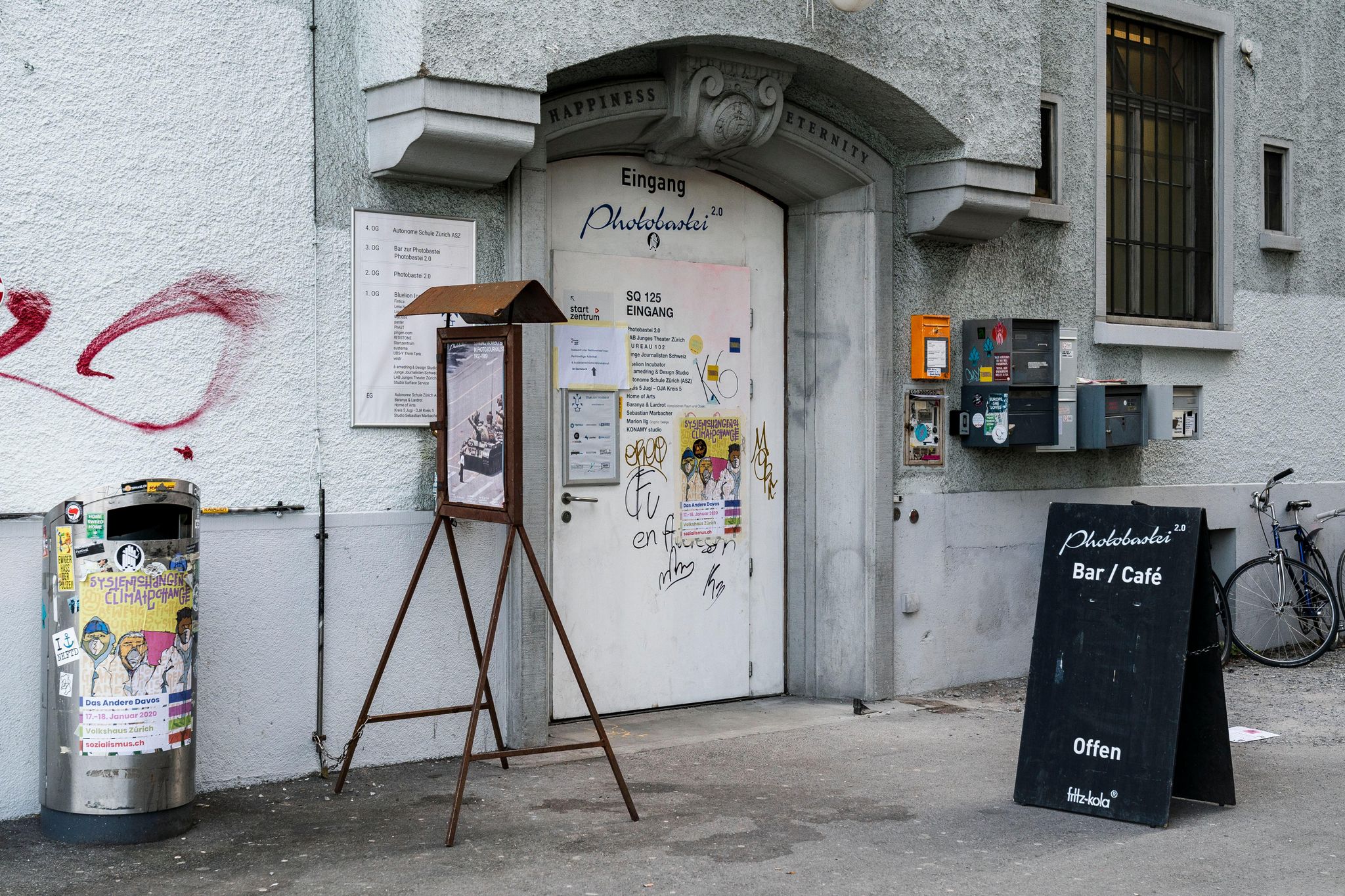Die Türen bleiben nun doch offen: Der Eingang der Photobastei im Kreis 5 hinter dem Limmatplatz am Sihlquai.