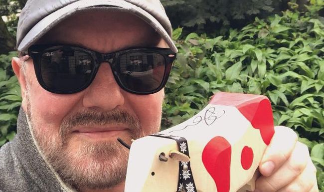 Zur Zeit ist der britische Comedian Ricky Gervais in Zürich unterwegs. Seinen Fans hat er eine Unterschrift auf einer Kuh, irgendwo in Zürich, hinterlassen.