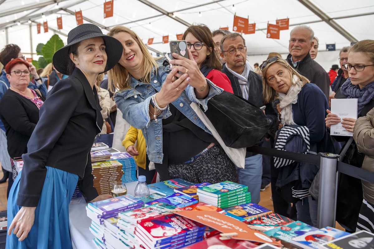 Malgré un succès populaire immédiat et continu depuis sa première édition, le Livre sur les Quais a connu des difficultés financières avant sa reprise en 2020 par une fondation. L’accord signé avec le canton et la commune est un nouveau pas en direction de sa pérennité et l’assurance de côtoyer des stars à Morges comme ici Amélie Nothomb.