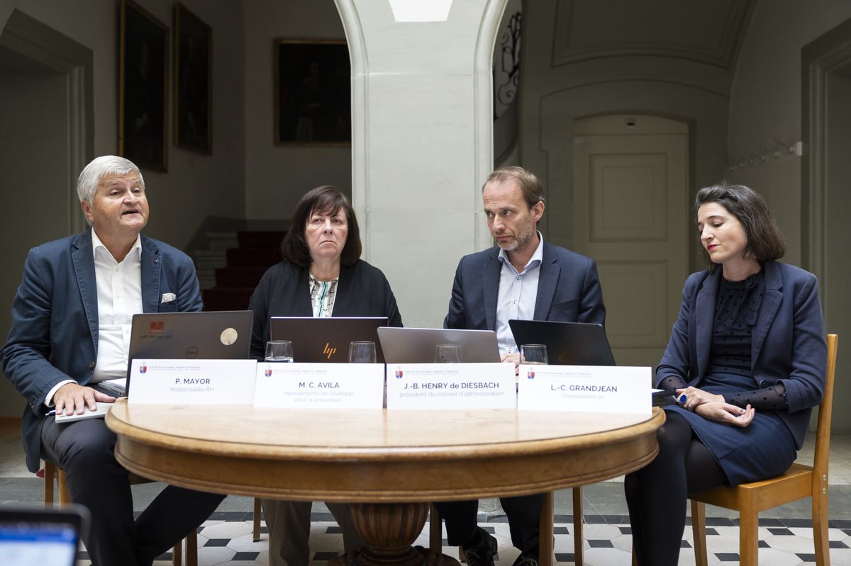 De gauche a droite, Patrick Mayor, responsable RH, Mari Carmen Avila, representante de l'eveque pour la prevention, Jean-Baptiste Henry de Diesbach, president du conseil d'asministration, Laure-Christine Grandjean, chanceliere parlent lors d'un point de presse du diocese de Lausanne, Geneve et Fribourg ce vendredi, 29 septembre 2023 a Fribourg. En avril 2022, lÕEglise catholique en Suisse mandatait une etude independante sur les abus sexuels dans lÕEglise. Le 12 septembre 2023, cette etude a ete rendue publique. (KEYSTONE/Cyril Zingaro)
