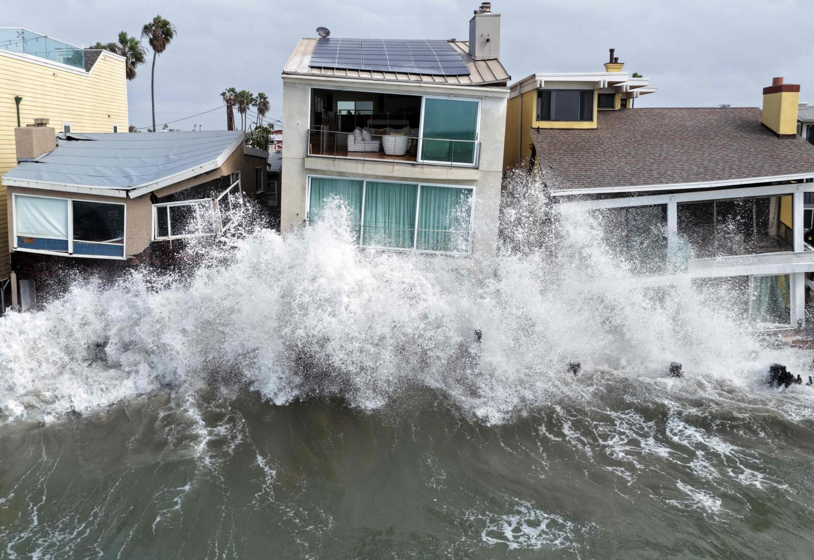 Series of storms along the Pacific coast: waves destroy houses in California - Hurricane Simon veers off before Mexico