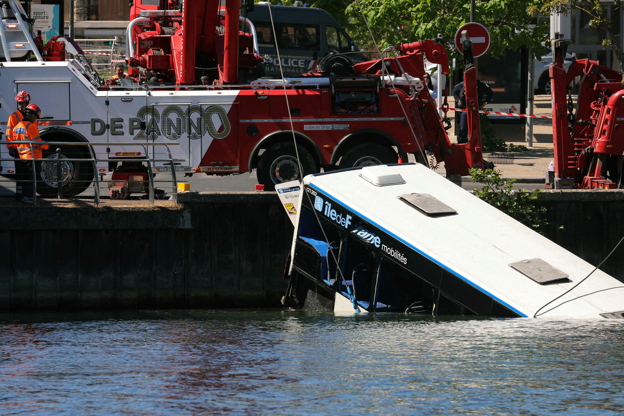 Accident en France: Le bus aurait plongé dans la Seine après une confusion de pédales
