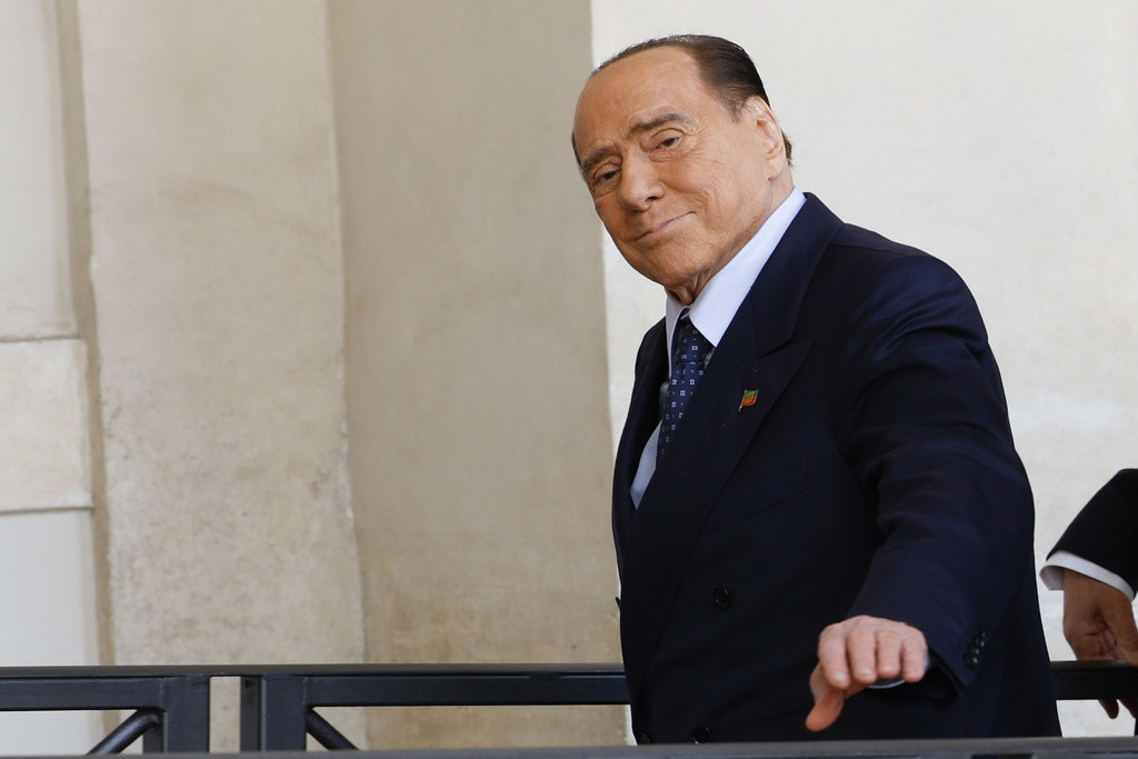 epa10256329 Leader of 'Forza Italia' party Silvio Berlusconi arrives for a meeting with Italian president for the first round of formal political consultations for new government at the Quirinale Palace in Rome, Italy, 21 October 2022. EPA/FABIO FRUSTACI