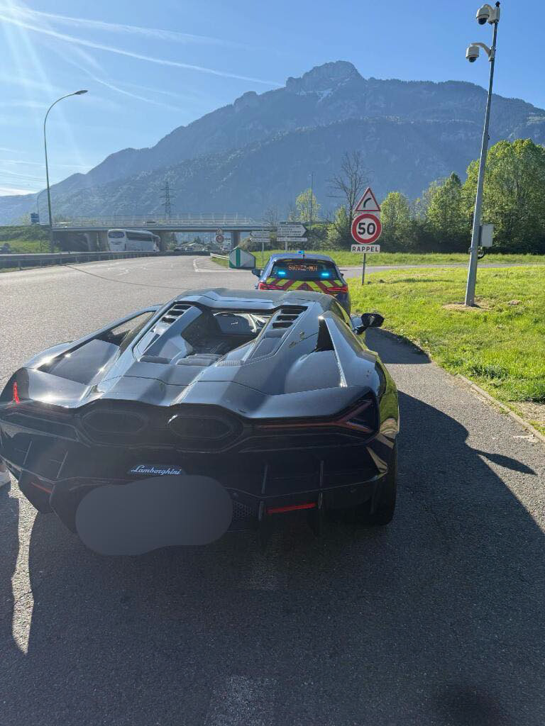 À 206 km/h aux portes de Genève: Gros excès de vitesse pour un Suisse au volant d’un bolide de luxe