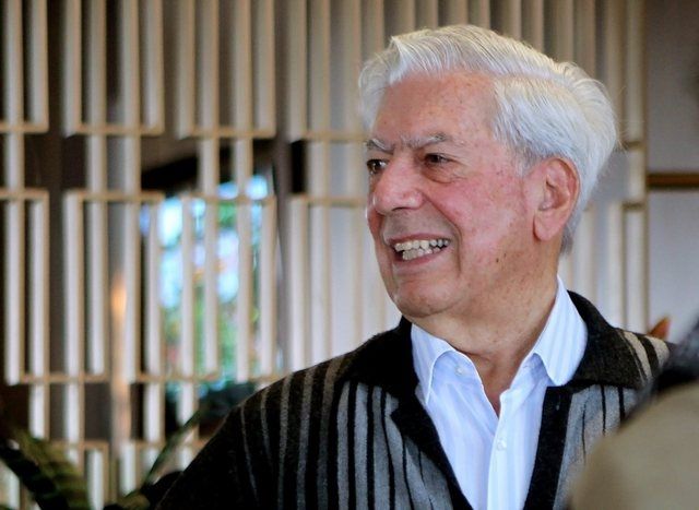 L'écrivain Mario Vargas Llosa a «remercié» un lecteur venu déchirer un de ses ouvrages à la Foire internationale du livre de Bogota.