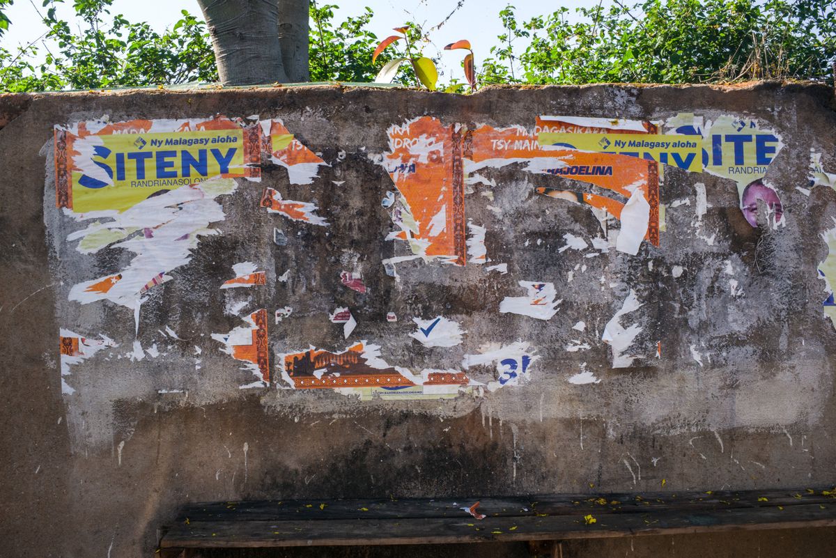 Des affiches de campagne d’Andry Rajoelina et Siteny Randrianasoloniaiko déchirées à Antananarivo, le 14 novembre 2023.