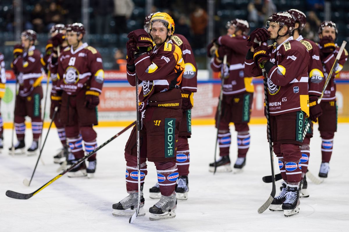 Le Topscorer Sami Vatanen (au centre), le capitaine Noah Rod (premier plan à droite) et les Grenat avaient les yeux dans le vide, après la défaite contre Langnau.