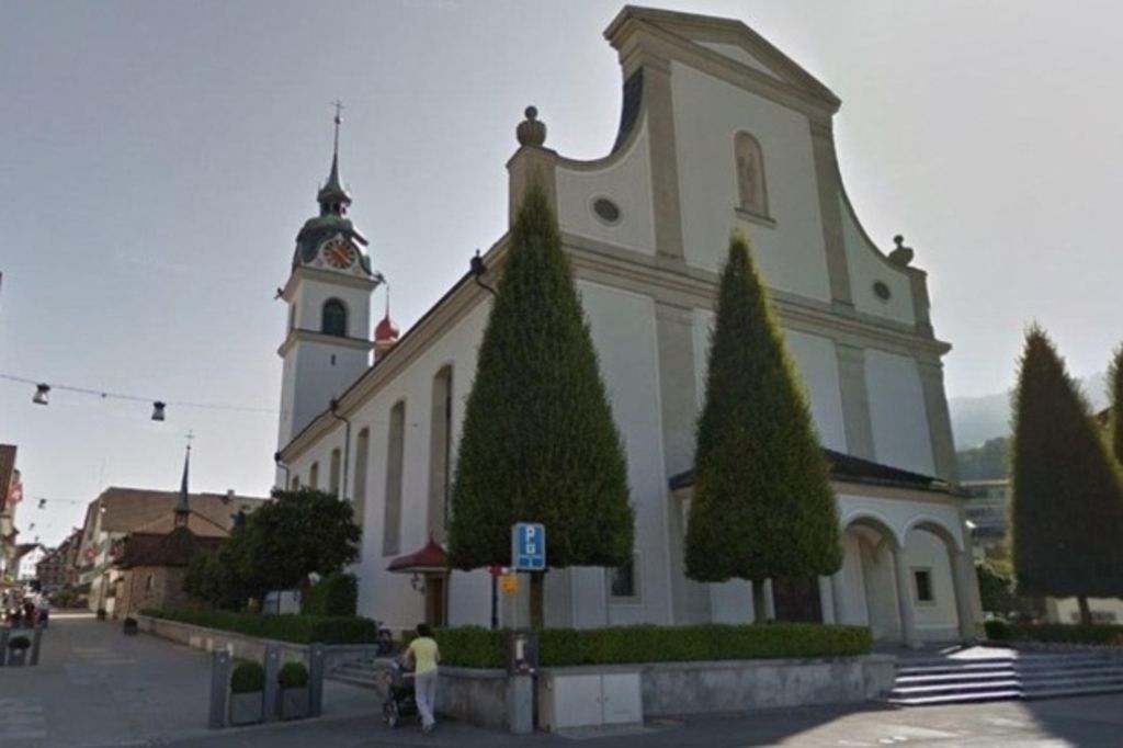 Ils lèvent 16'000 francs pour le curé endetté