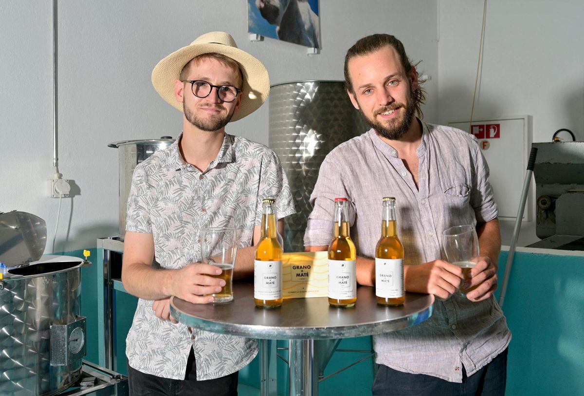 Les deux frères, Léo (gauche) et Colin Wahli (droite), ont lancé un maté pétillant bio.
