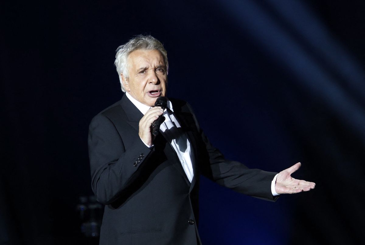 French singer Michel Sardou performs on the stage of the Palais Omnisport de Bercy, on December 12, 2012 in Paris. AFP PHOTO PIERRE VERDY (Photo by PIERRE VERDY / AFP)