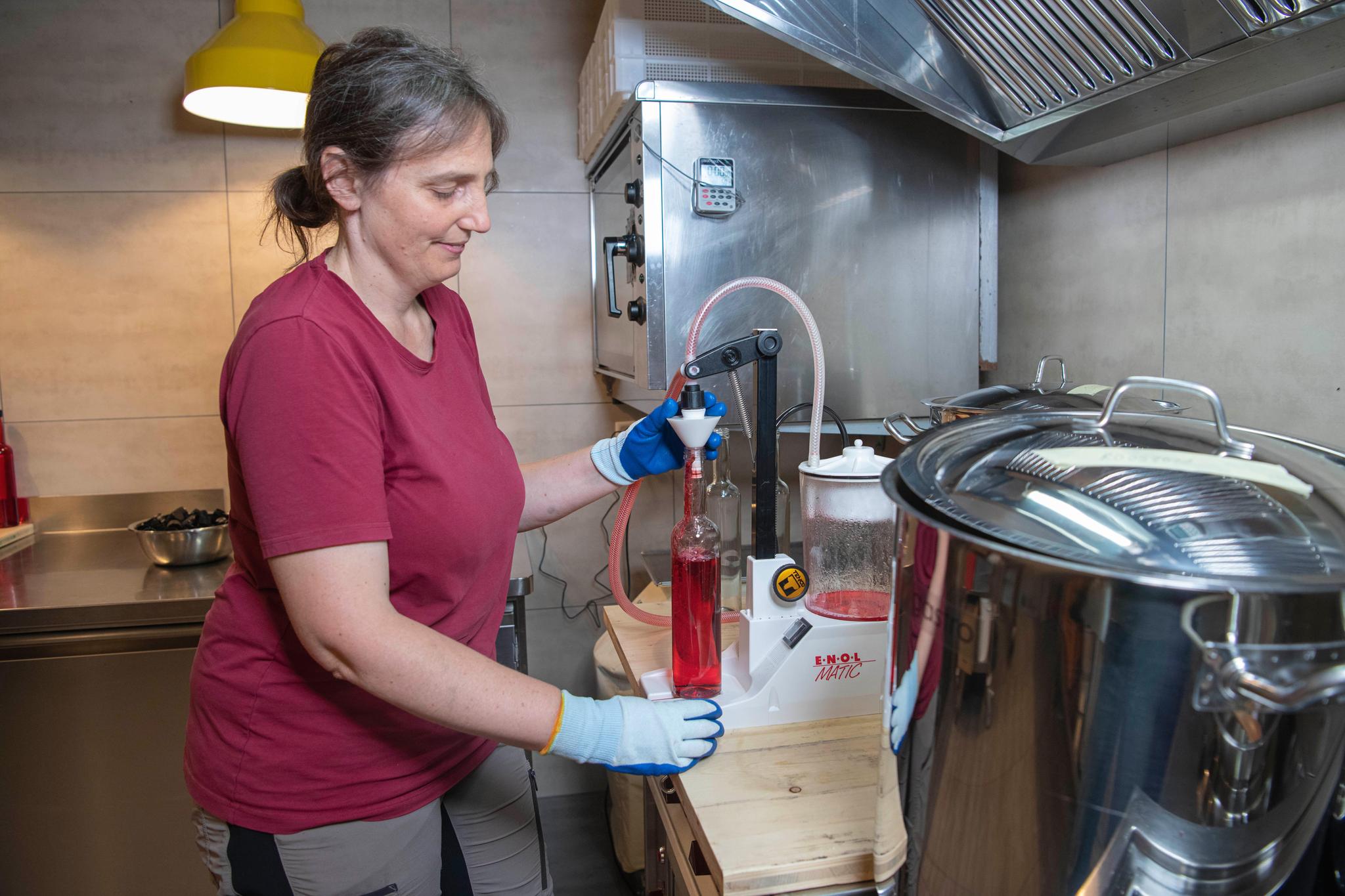 … avant de cuire les sirops et de les mettre en bouteille.