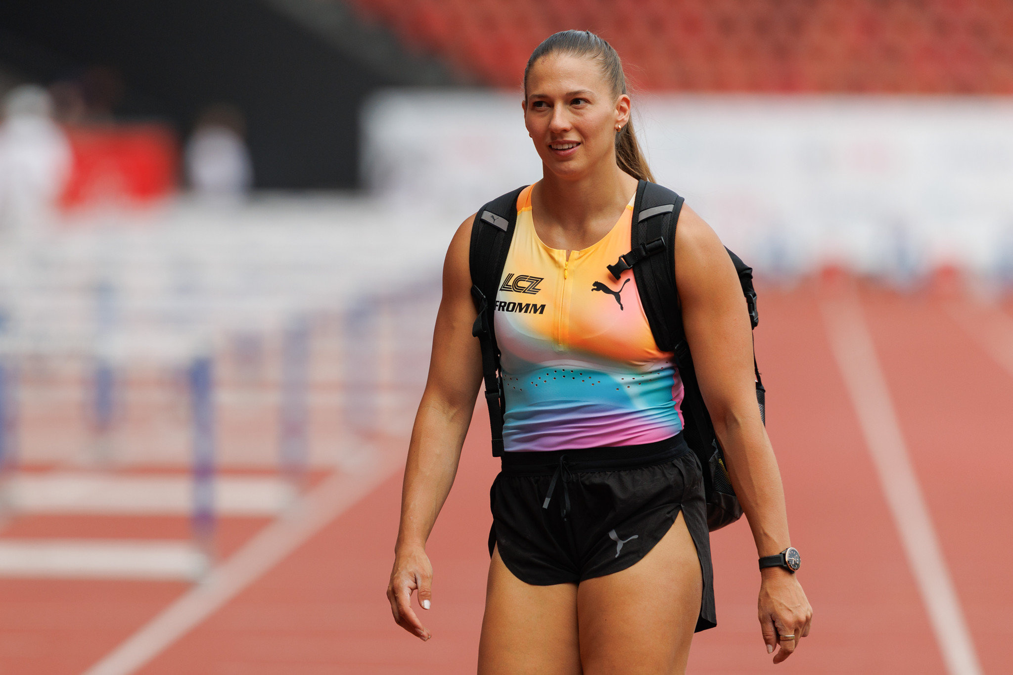 Angelica Moser (LC Zürich) lächelnd auf der Tartanbahn an den Schweizer Leichtathletik-Meisterschaften 2026 in Zürich.