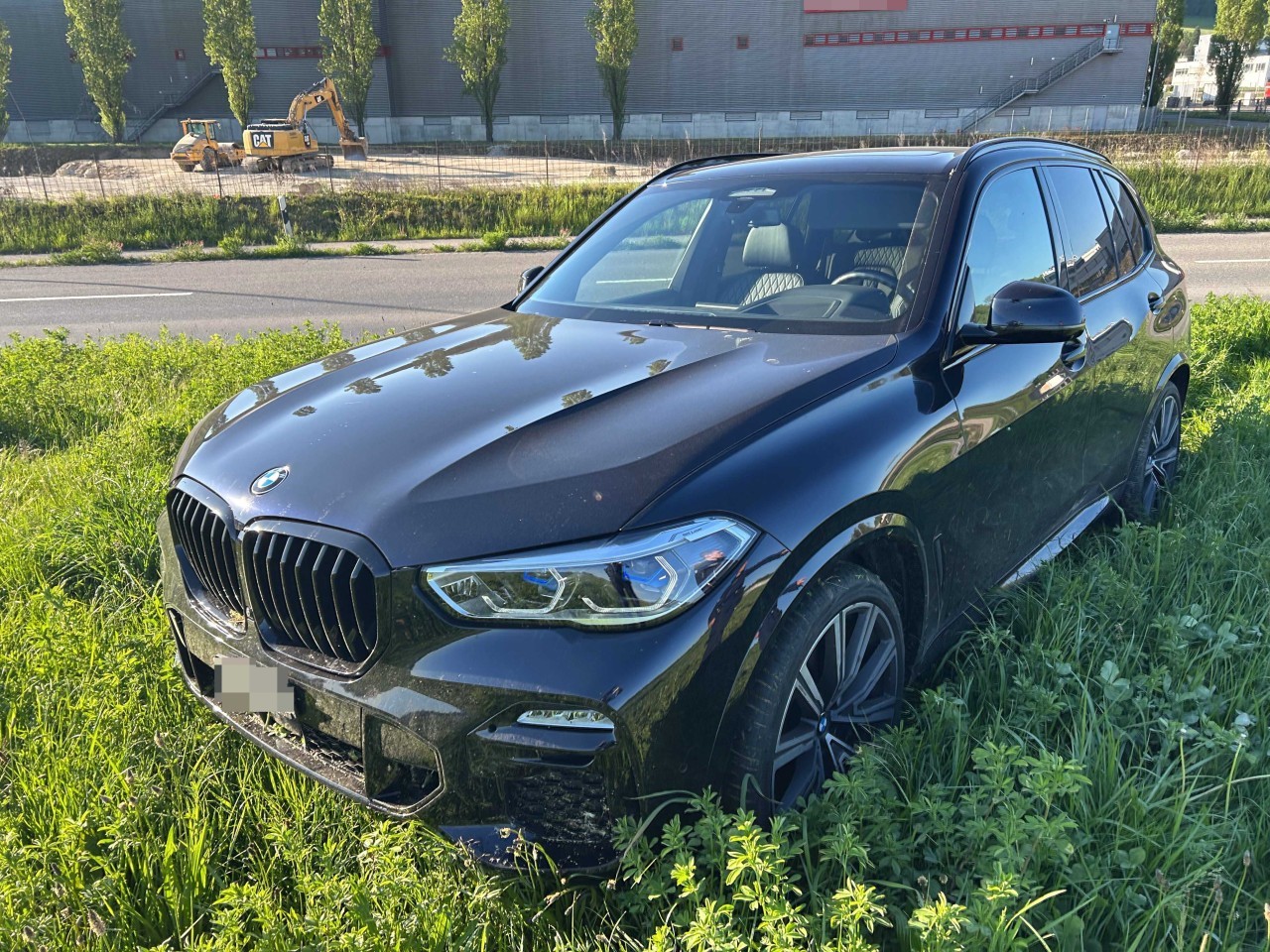 Kollision und Flucht durchs Feld: Junge Franzosen stehlen teure Autos – wilde Verfolgungsjagd durch mehrere Kantone