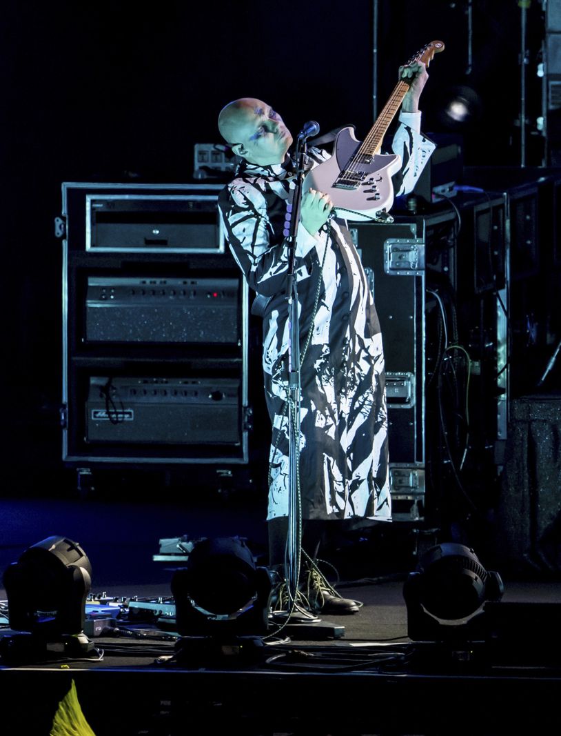 Sous la lune et sur le lac, Billy Corgan se rêve violoniste. (Jean-Christophe Bott/Keystone via AP)