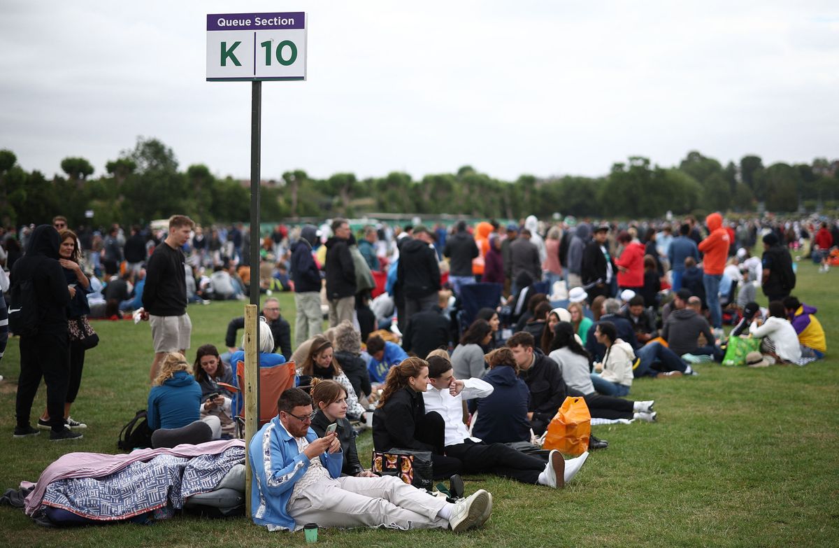 Des milliers de gens font la queue chaque jour à Wimbledon dans l’espoir d’obtenir un billet.