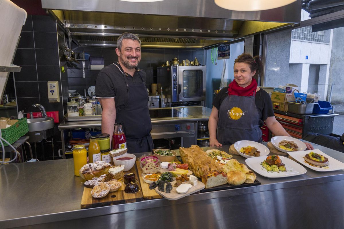 Gabriel Serero, d’Emotion Food, et Olivera Bernardoni, de la Suppa, avec leurs plats.