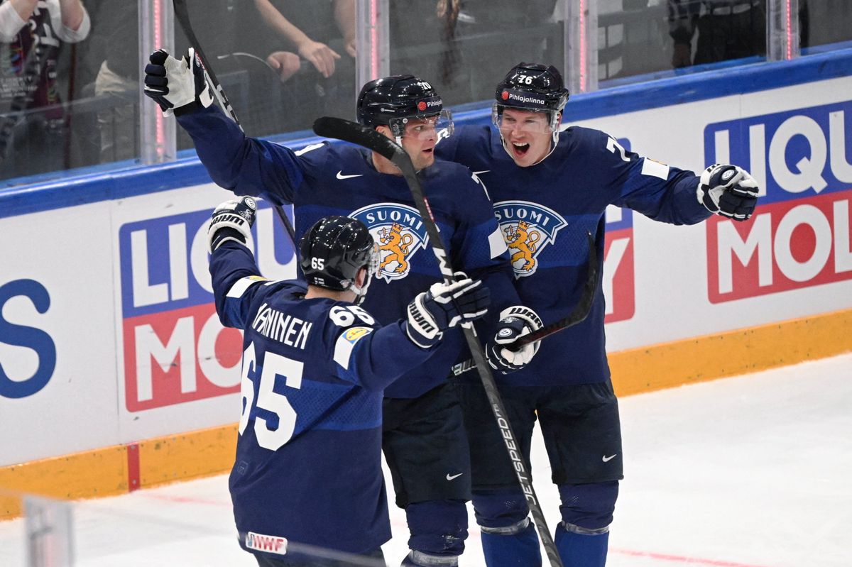 Sakari Manninen, Teemu Hartikainen et Jere Sallinen de l'équipe de Finlande célèbrent le premier but marqué par Hartikainen lors des Championnats du monde de hockey sur glace IIHF - match du groupe A entre la Finlande et les États-Unis à Tampere, Finlande, le 12 mai 2023.