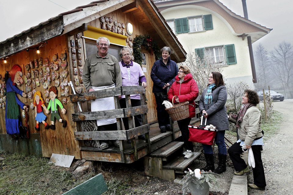 Die Rentner werden zu Rettern des        Gemeinschaftsgefühls: Im Bäckereiladen von Niklaus und Esther Hollenstein trifft sich das Dorf Suberg zum Einkaufen und Austauschen. 