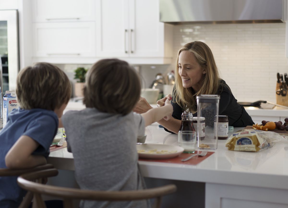 Sarah, jouée par Kim Raver, l’avocate à qui tout réussit, avant que son existence bascule.