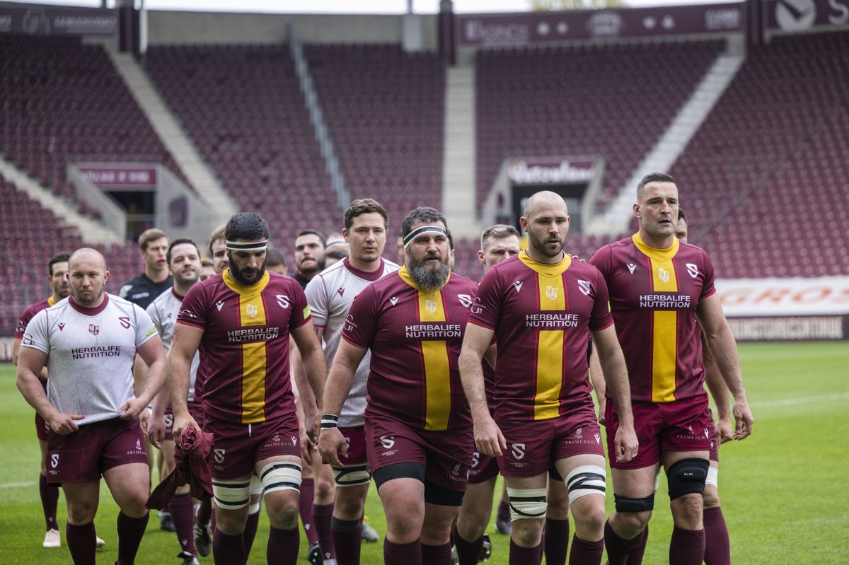 Les joueurs du Servette Rugby Club de Geneve, retournent au vestiaire apres leur echauffement d'avant match, lors de la rencontre du championnat de France de 1ere division federale, (Federale 1), entre le Servette Rugby Club de Geneve et le l'Union sportive Annecy rugby, ce dimanche 16 avril 2023 au stade de Geneve. (KEYSTONE/Martial Trezzini)
