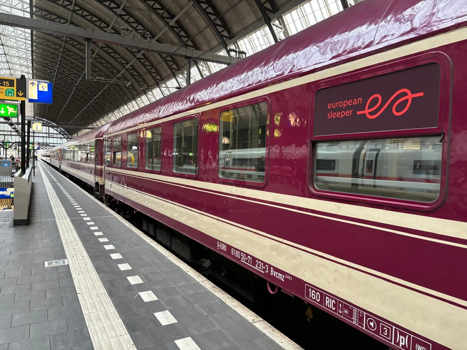 Blauer European Sleeper Nachtzug mit Aufschrift «Liegewagen» bei der Ankunft in Berlin, erster Direktzug Paris–Berlin, 27. März 2026.