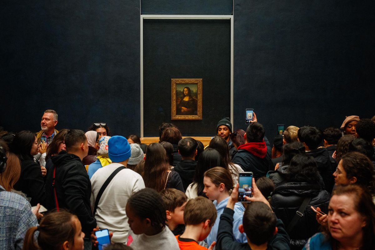 Des visiteurs photographient «La Joconde» de Léonard de Vinci au musée du Louvre à Paris, entourés d’une foule, le 23 janvier 2025.