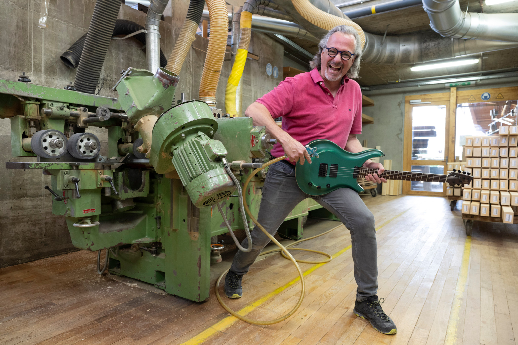 Bientôt au MIGS: En Valais, Irénée Pralong fabrique ses guitares électriques dans le bois de ses chalets