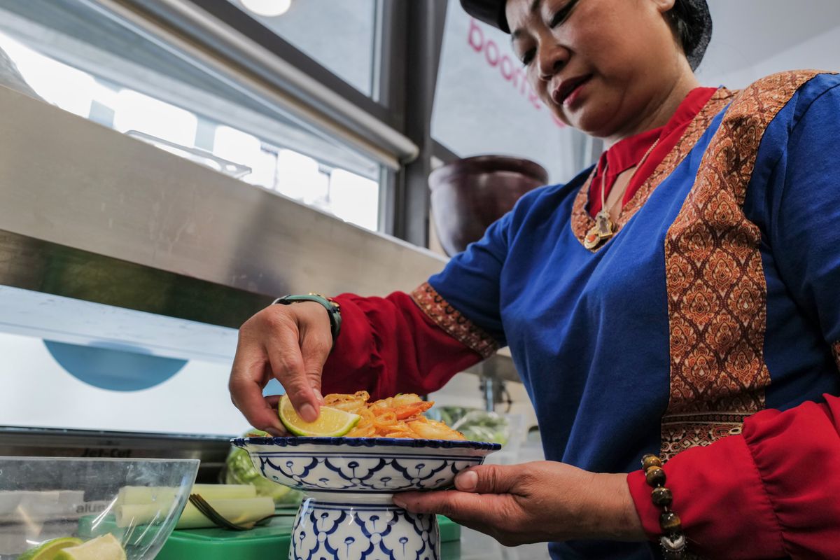 Une dame qui cuisine 