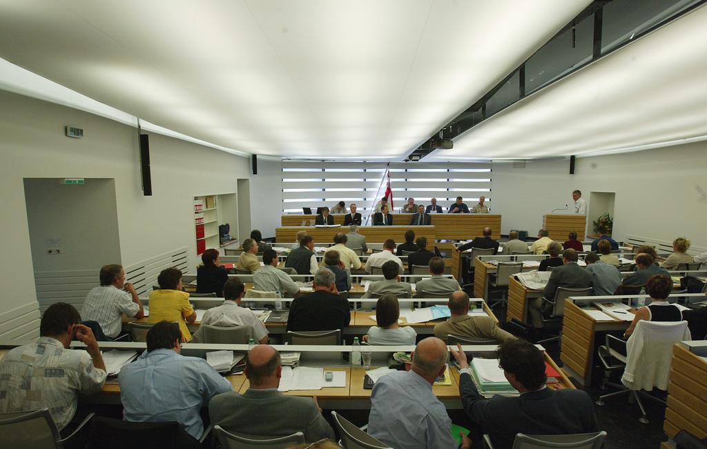Im Regierungsgebaeude Hotel du Parlement in Delemont debattiert am Mittwoch, 19. Mai 2004 das Parlament des Kantons Jura . (KEYSTONE/Monika Flueckiger)