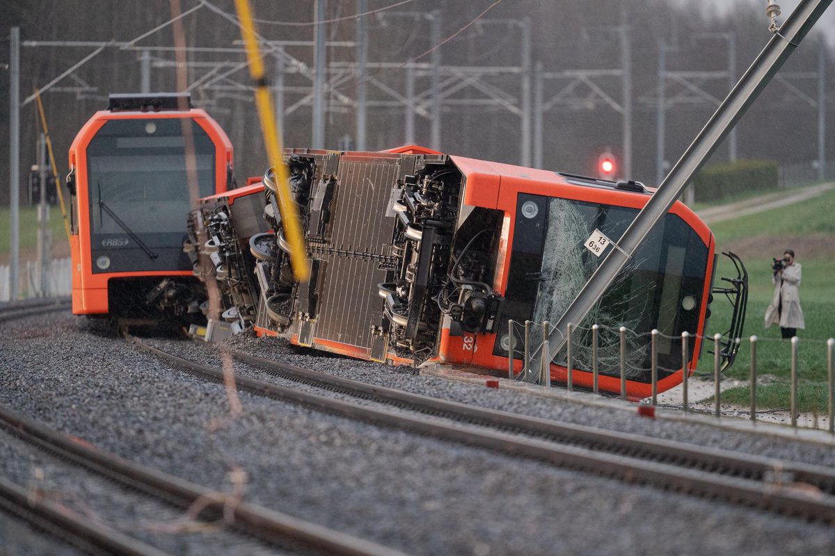 La tempête Mathis a renversé un train régional, vendredi dernier à Büren Zum Hof, dans le Canton de Berne.