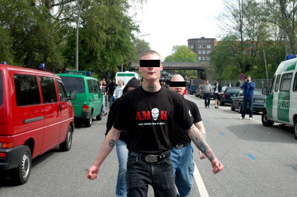 Die Aufnahmen hier stammen vom 1. Mai 2008, als Sebastien N. in Hamburg an einer rechtsradikalen Demonstration teilnahm. Unter dem Motto «Arbeit und soziale Gerechtigkeit für alle Deutschen - Gemeinsam gegen Globalisierung!» hatte die NPD die äusserste Rechte Deutschlands nach Hamburg gerufen. 1500 Rechtsradikale und Tausende Gegendemonstranten reisten an. Die Aufnahmen hier stammen vom 1. Mai 2008, als Sebastien N. in Hamburg an einer rechtsradikalen Demonstration teilnahm. Unter dem Motto «Arbeit und soziale Gerechtigkeit für alle Deutschen - Gemeinsam gegen Globalisierung!» hatte die NPD die äusserste Rechte Deutschlands nach Hamburg gerufen. 1500 Rechtsradikale und Tausende Gegendemonstranten reisten an.