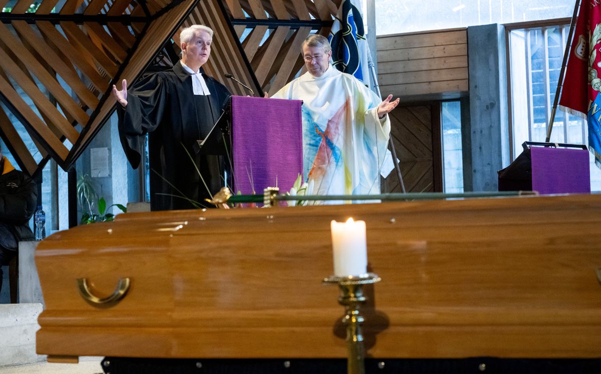 HANDOUT On the left, Pierre Boismorand Pastor of Martigny and Francois Lamon parish priest pay tribute to the founder of the Pierre Gianadda Foundation Leonard Gianadda during his funeral at the Saint-Michel church in Martigny-Bourg, Switzerland, on Thursday, December 7, 2023. The Swiss patron, architect, photojournalist and building contractor Leonard Gianadda died on Sunday at the age of 88. He leaves behind a foundation and an internationally renowned museum in Martigny. (Fondation Gianadda/Olivier Maire)