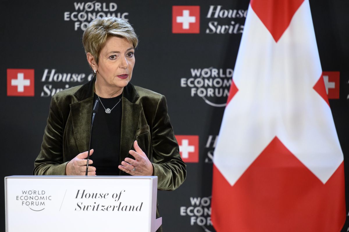 La présidente fédérale suisse Karin Keller-Sutter s’exprime lors d’une conférence de presse à la Maison de la Suisse, pendant le Forum économique mondial à Davos.
