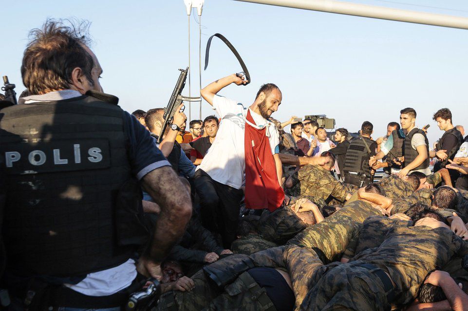 Gewalt auf der Bosporus-Brücke: Anhänger des türkischen Präsidenten schlagen auf Soldaten ein (16. Juli 2016).