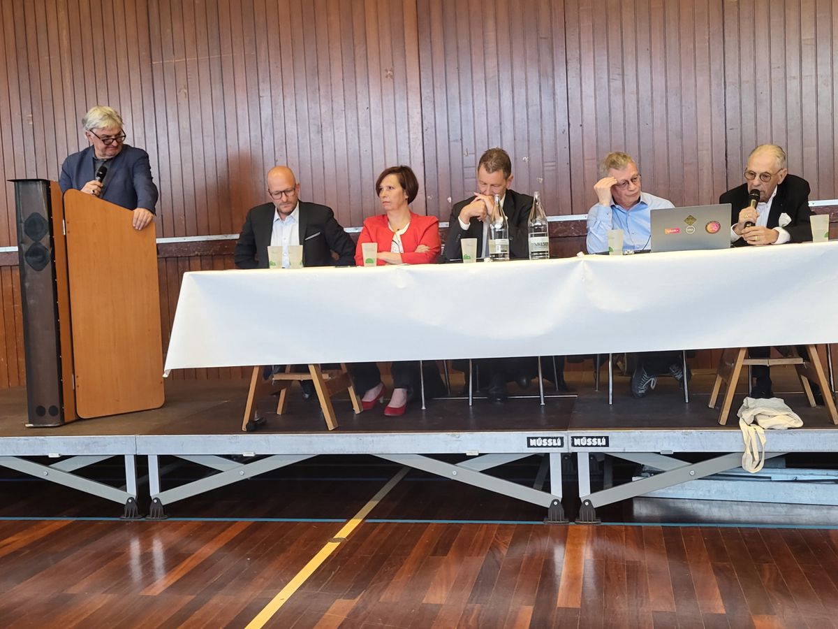 De gauche à droite: Pascal Schouwey, modérateur, Cyril Huguenin, conseiller administratif, Guylaine Antille, conseillère administrative, Gilbert Vonlanthen, maire, Philippe Doerks et Christian Perrier, du comité référendaire.